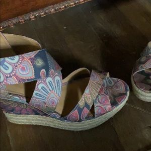 Adorable peacock fabric wedge sandals